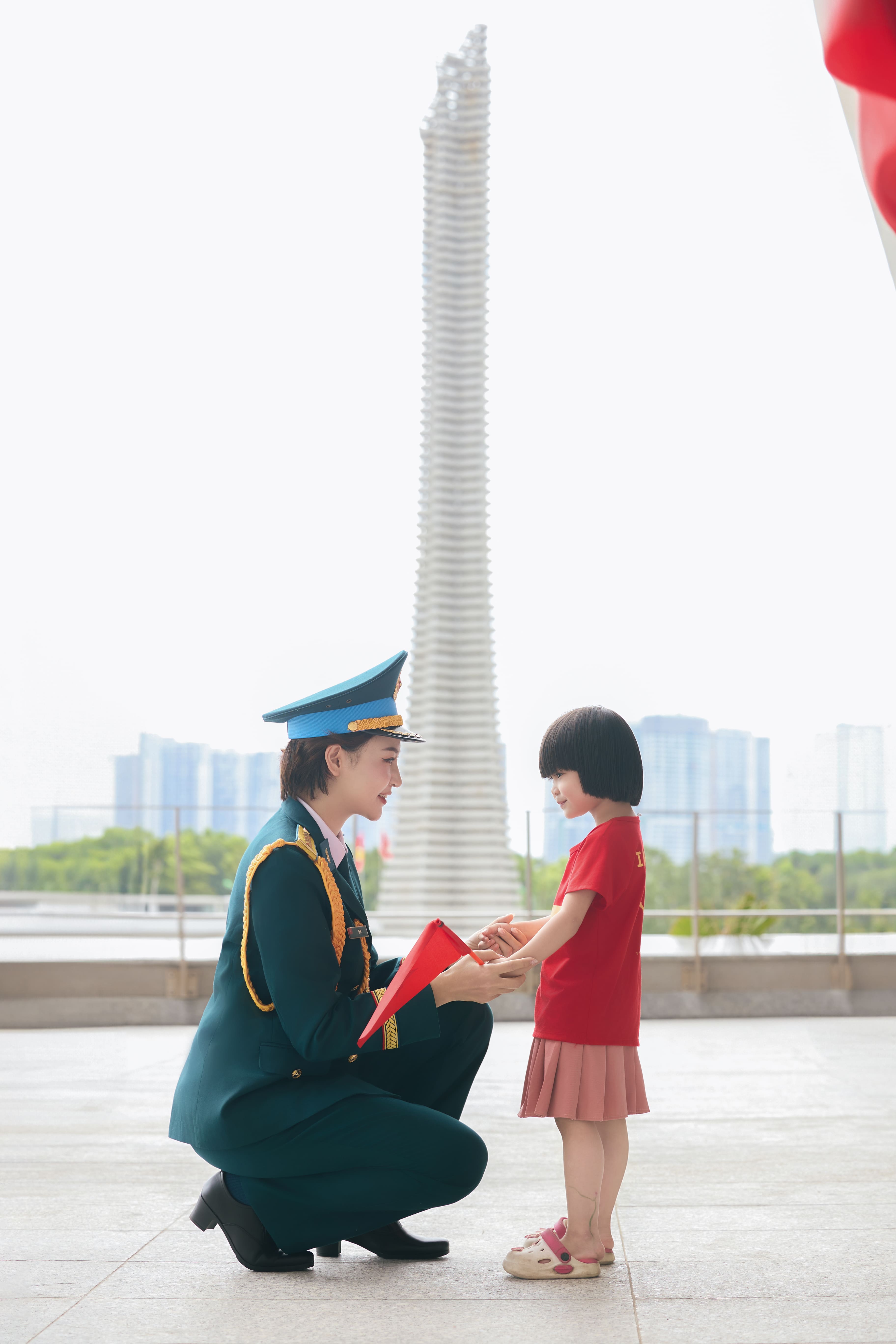 frontend/img/gallery/anh-tet-yem-ao-dai/tracy-sudio-chup-quan-phuc (1).jpg